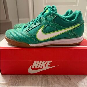 Nike Gato, size Men’s 9, in Stadium Green shoe